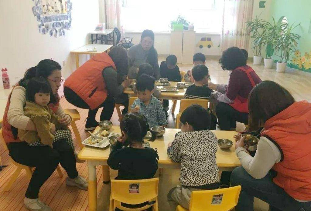 午餐|4岁儿子总说幼儿园饭菜好吃，看到老师发的午餐照片，我惊呆了