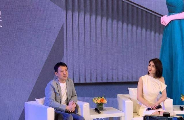 传闻|高圆圆打破怀孕绯闻！穿白色裙装亮相活动，折纸领口成全身亮点
