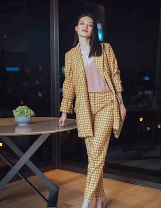 黑色|舒淇这身材不做超模真可惜，穿3D羽毛裙拍杂志，摩登又高级感十足？