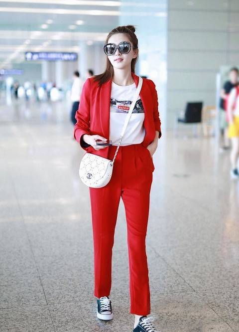 皮鞋|真正有品位的女人,穿西装都不搭高跟鞋,看看刘涛江疏影就知道了?