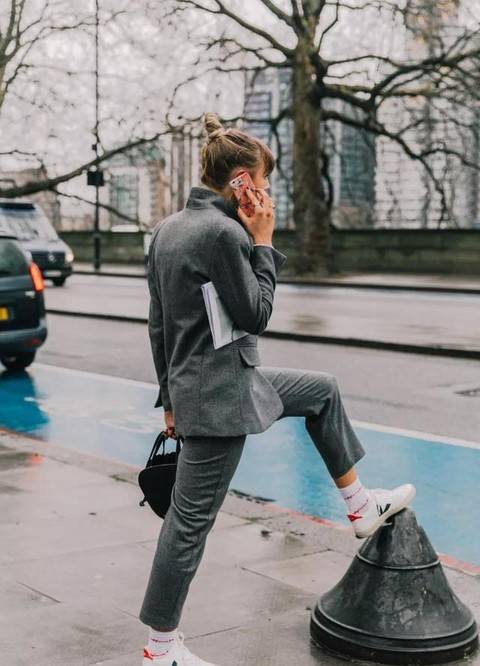 皮鞋|真正有品位的女人，穿西装都不搭高跟鞋，看看刘涛江疏影就知道了？