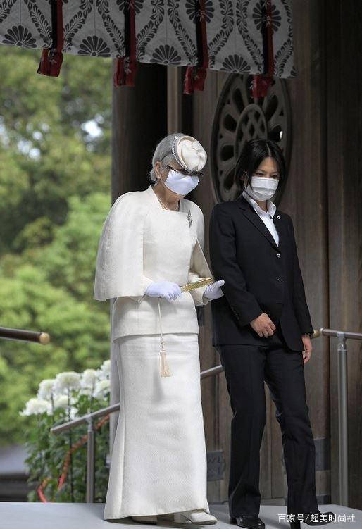 配饰|日本雅子皇后穿一身白亮相,戴珍珠配饰显优雅,被86岁婆婆抢风头