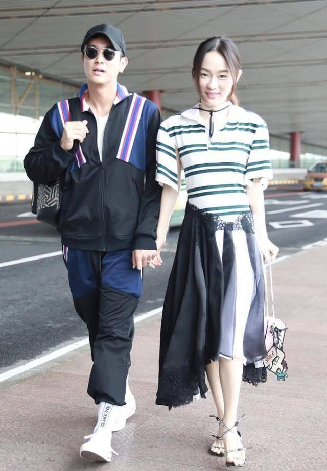 颜色|霍思燕夫妇镜头前秀恩爱,走到哪都要手牵手,还起穿同款条纹装