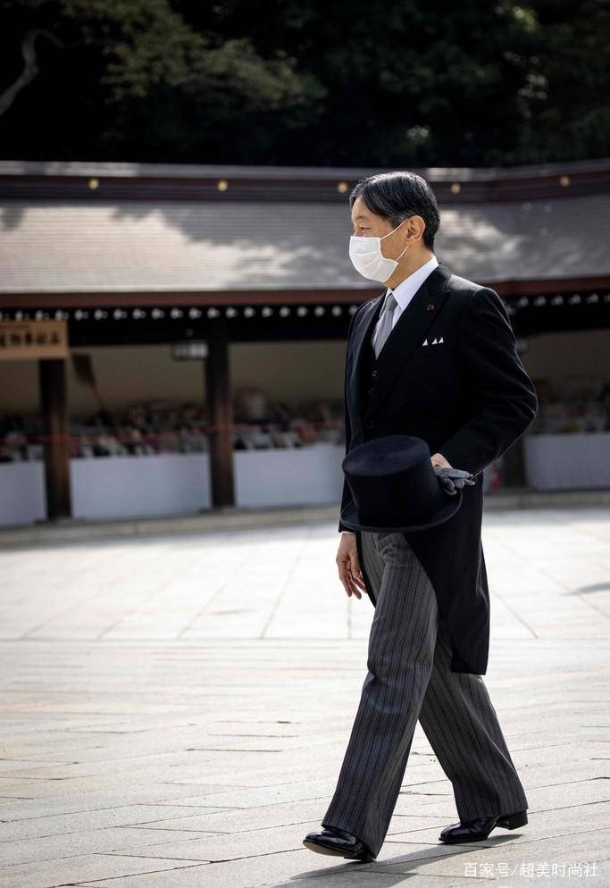 配饰|日本雅子皇后穿一身白亮相,戴珍珠配饰显优雅,被86岁婆婆抢风头