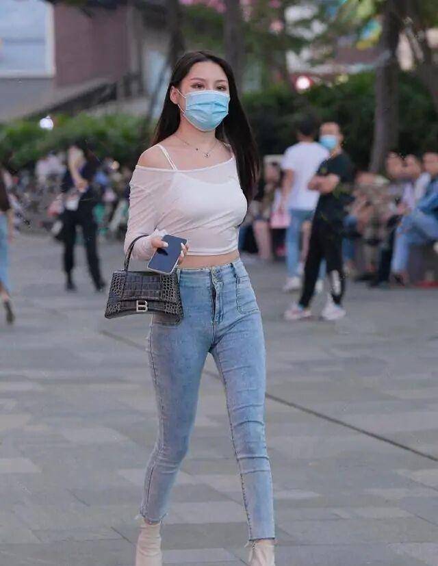 身材|黑色低领长袖搭配蓝色高腰打底裤，显身材显气质，搭配很好