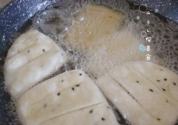 做法|面粉里加点鸡蛋，做出受欢迎的零食，又脆又香酥，比油条好吃多了