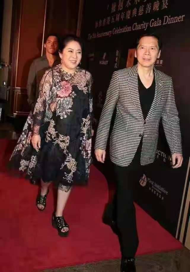 设计|向太走花哨风也超贵气!穿印花裙戴珠宝霸气全开,近照瘦出锥子脸