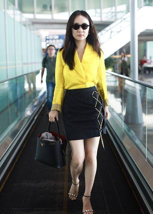 颜色|霍思燕夫妇镜头前秀恩爱,走到哪都要手牵手,还起穿同款条纹装