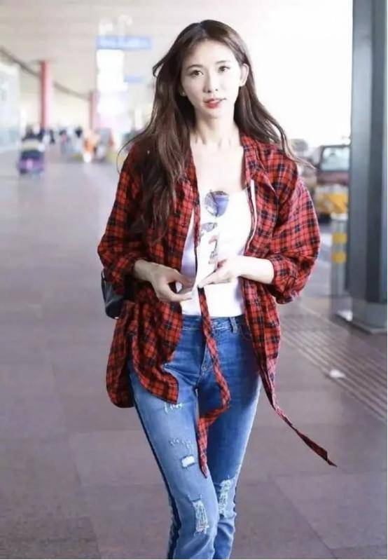 颜色|林志玲的美真是藏不住,格纹衬衫配牛仔裤,双腿纤细造型很加分