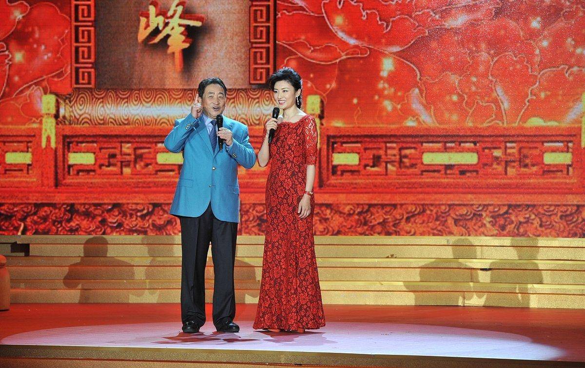 美眉|周涛的搭配太适合方领女人，不仅优雅还显脸小，气场太大气