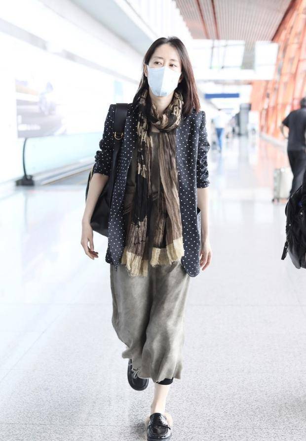 整体|刘敏涛穿衣自带“飒气”，牛仔服上添涂鸦，造型时髦一点没老态