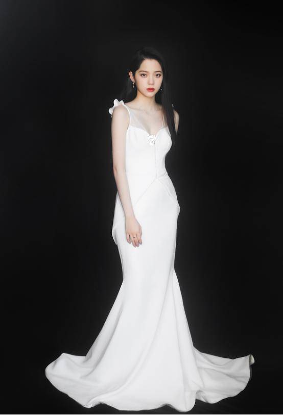 真有|欧阳娜娜越来越会穿，黑长直配身白显“反差色”，真有“大人样”