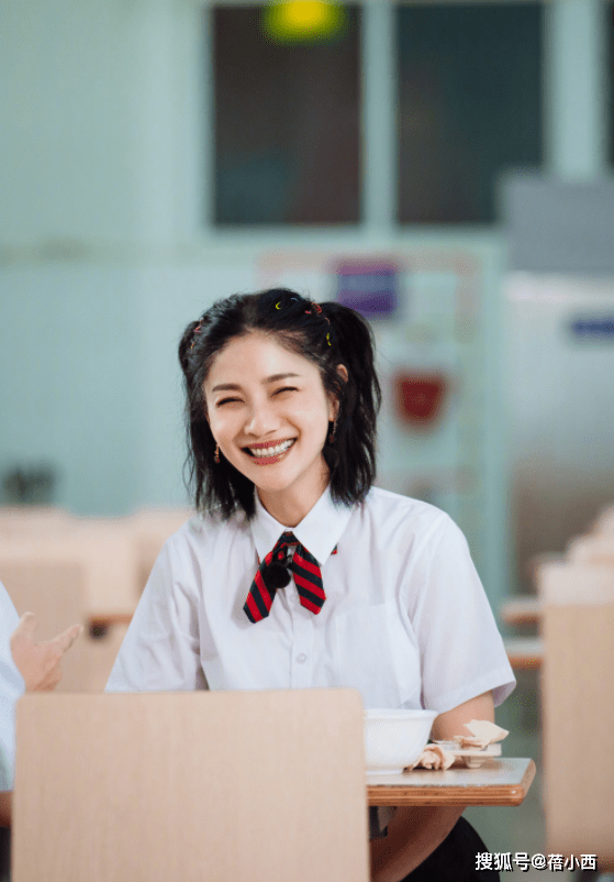 胡可|胡可沙溢真会撒狗粮，穿学院风情侣装拍“毕业照”，看着像大学生