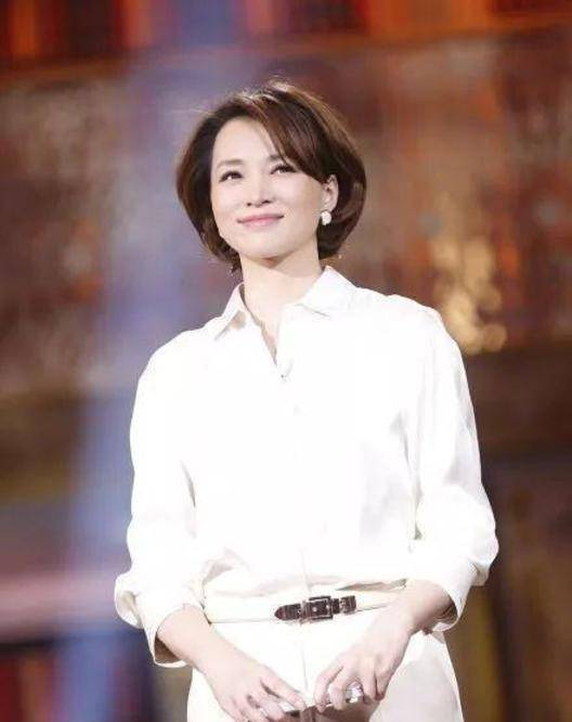 小白|女人到了中年，放弃牛仔裤配小白鞋吧！瞧董卿这样穿，太气质！