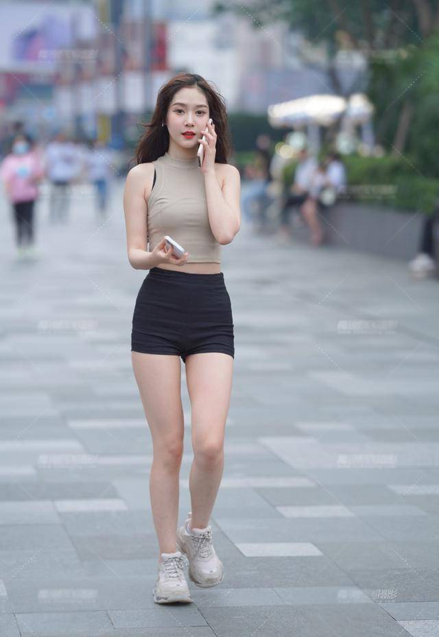 女生|简约修身的穿搭，穿出好心情，无袖针织衫配短裤，简洁美丽又大方