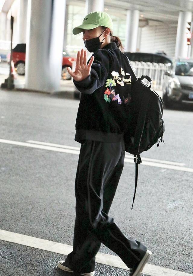 头发|宋佳烫卷发拍戏似大妈，但在机场拍到的生图，打扮却越来越中性！