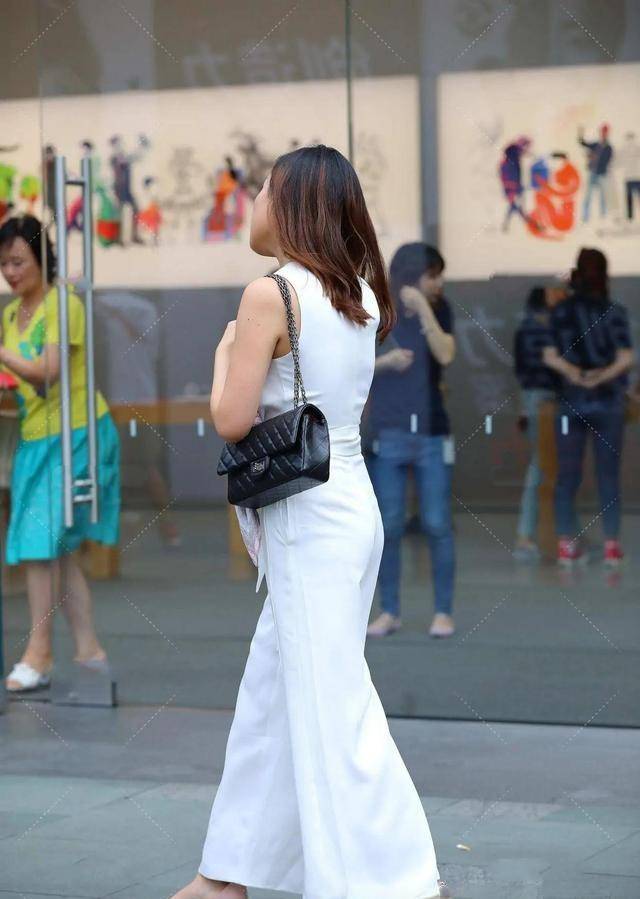 下半身|简单的打底裤展现了女性的魅力，时尚大方，舒适凉爽