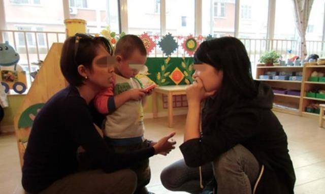 家长|幼儿老师晨检发现孩子兜内异物，取出看到后心慌，园长：已劝退