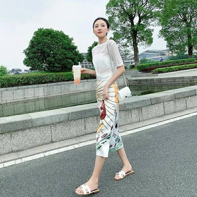 时尚|夏天身穿印花半身裙搭配白色打底衫，美丽动人，时尚又潮流。