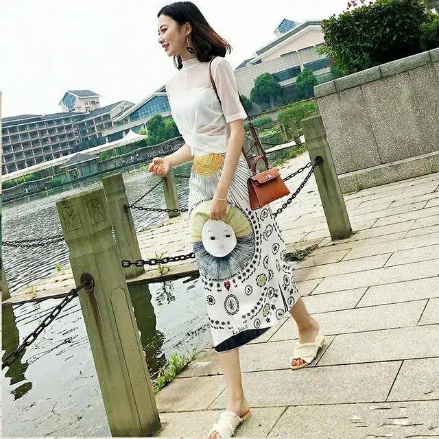 时尚|夏天身穿印花半身裙搭配白色打底衫，美丽动人，时尚又潮流。
