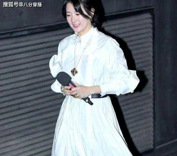 气质|李英爱这气质真“绝”了,格纹上衣配印花裙也不花哨,优雅高级
