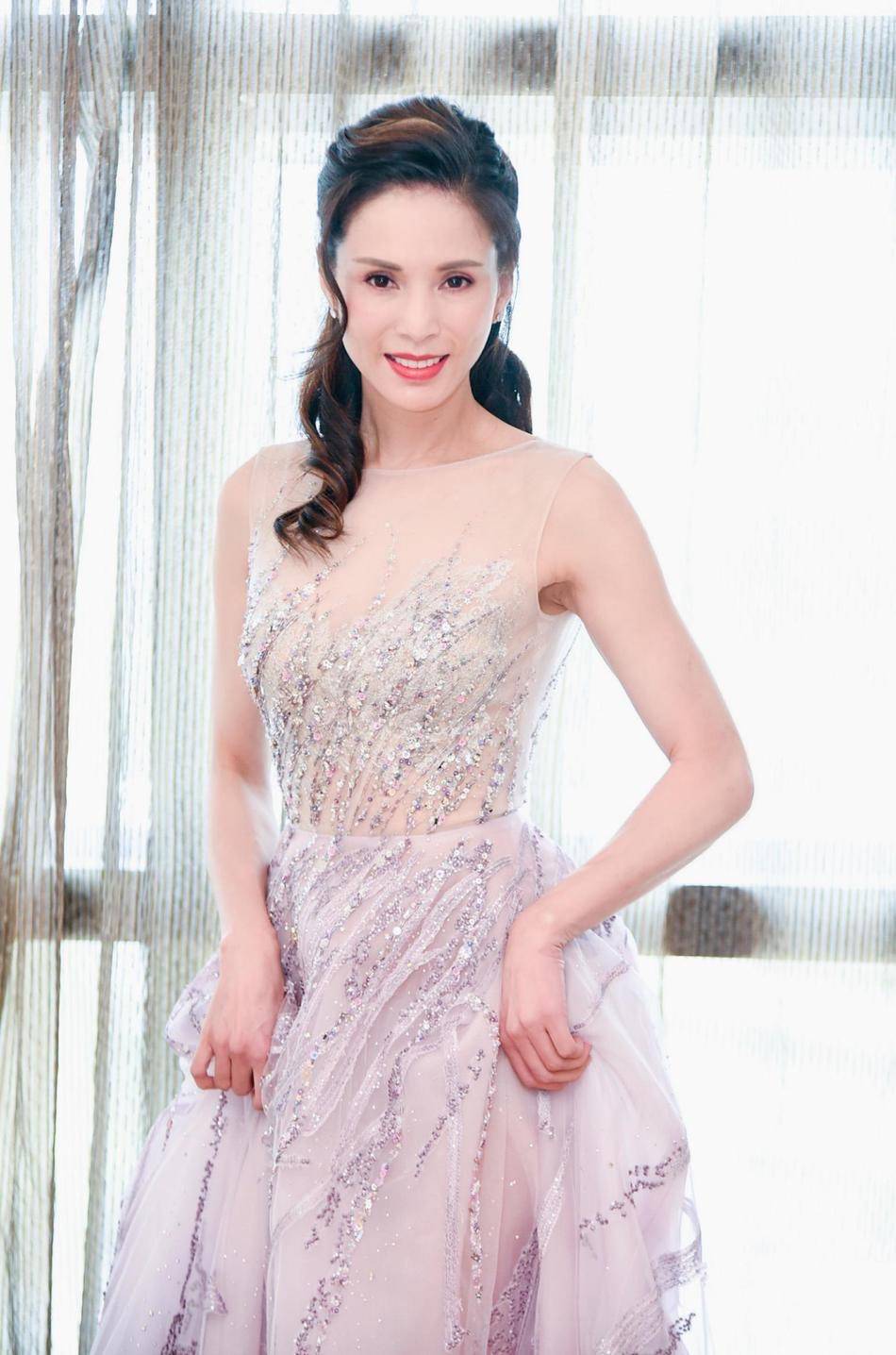 塑造形象|李若彤难得素颜亮相，穿搭时髦仍难掩一脸憔悴，55岁的模样很真实