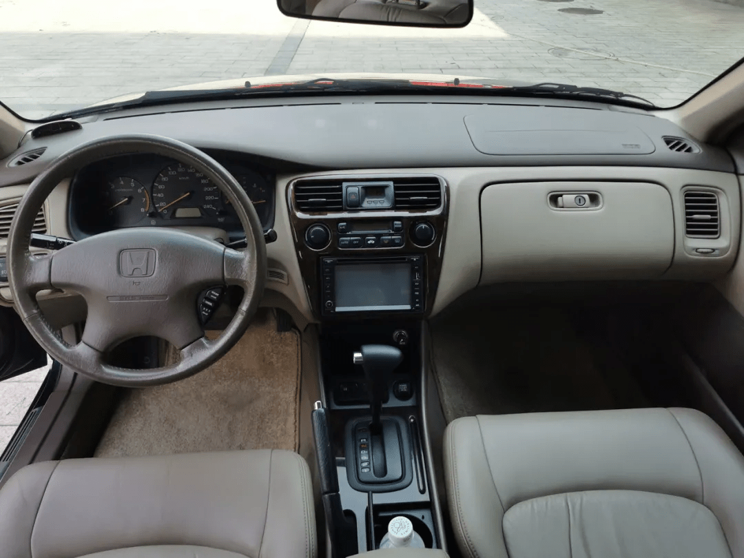 二手车东莞户六代雅阁30地库长大几乎没老化