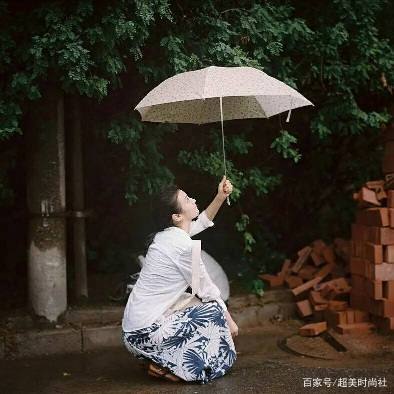 杨幂|下雨天也美成画中仙！杨幂雨中演绎妖艳鬼魅，倪妮撑伞高级优雅！