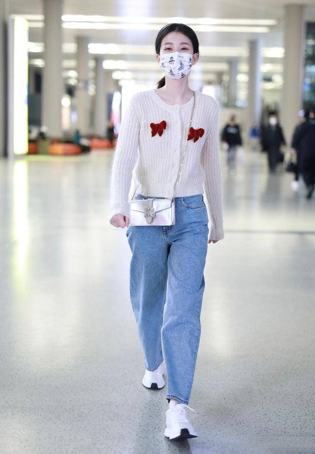 老公|姚笛真嫁对了，机场老公独自推行李，她只负责美