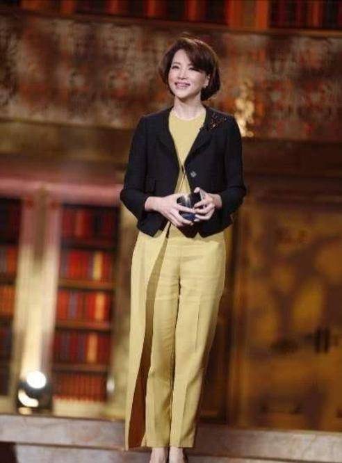 小白|女人到了中年，放弃牛仔裤配小白鞋吧！瞧董卿这样穿，太气质！