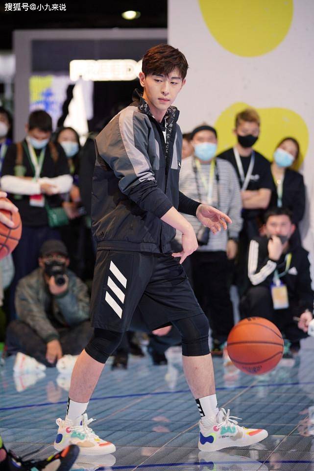 运动服|男人可别穿那么油腻了，学学邓伦穿运动服，不仅显瘦还很帅