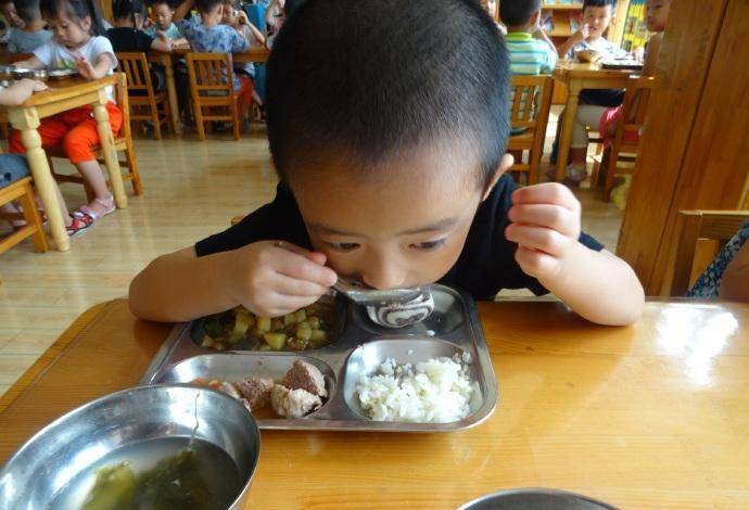 家长|家长疑惑：幼儿园伙食费一天15块，三餐加两点，孩子能吃到啥？