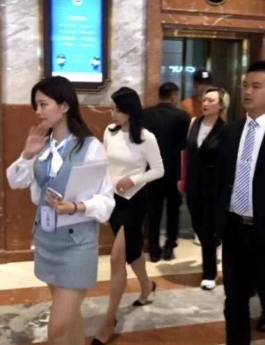 名媛|郭晶晶高调出发不忘秀恩爱！穿运动装变小女人，和霍启刚不舍分别