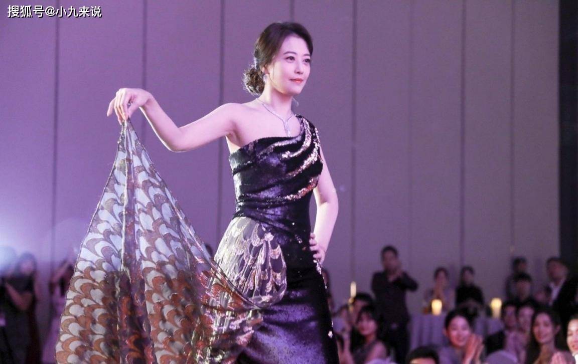 身材|周海媚穿的也太花了，衣服保守还华丽，一般人真欣赏不来