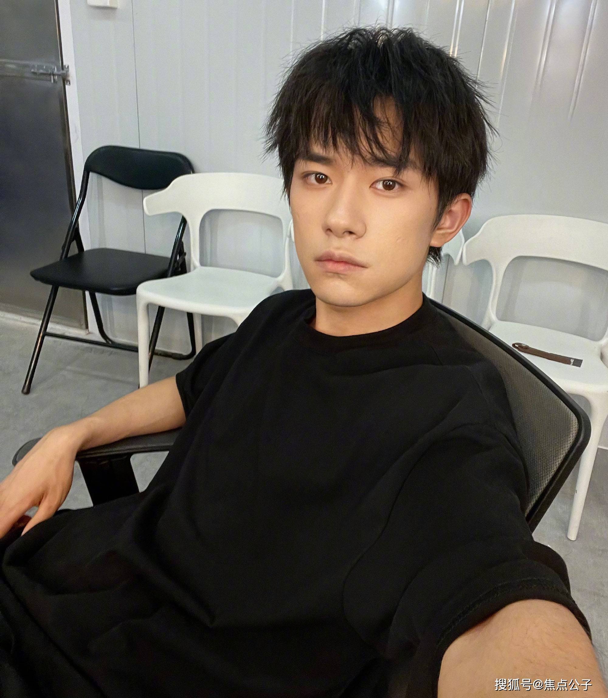 易烊千玺图片大全集 7cfd436c8eb4442eb6ec3e2d1a810e88.jpeg