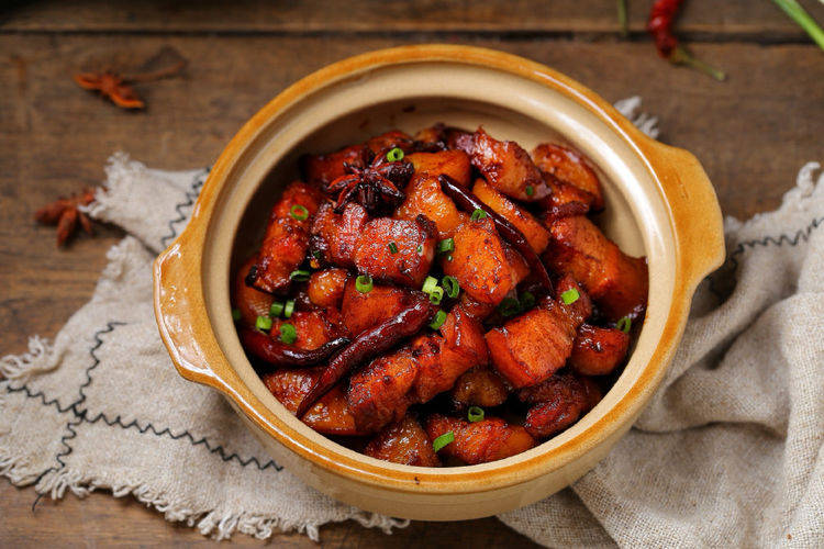 做红烧肉放多少糖色合适 7f59d4621fc64fa5a6d1f3428c644c56.jpeg