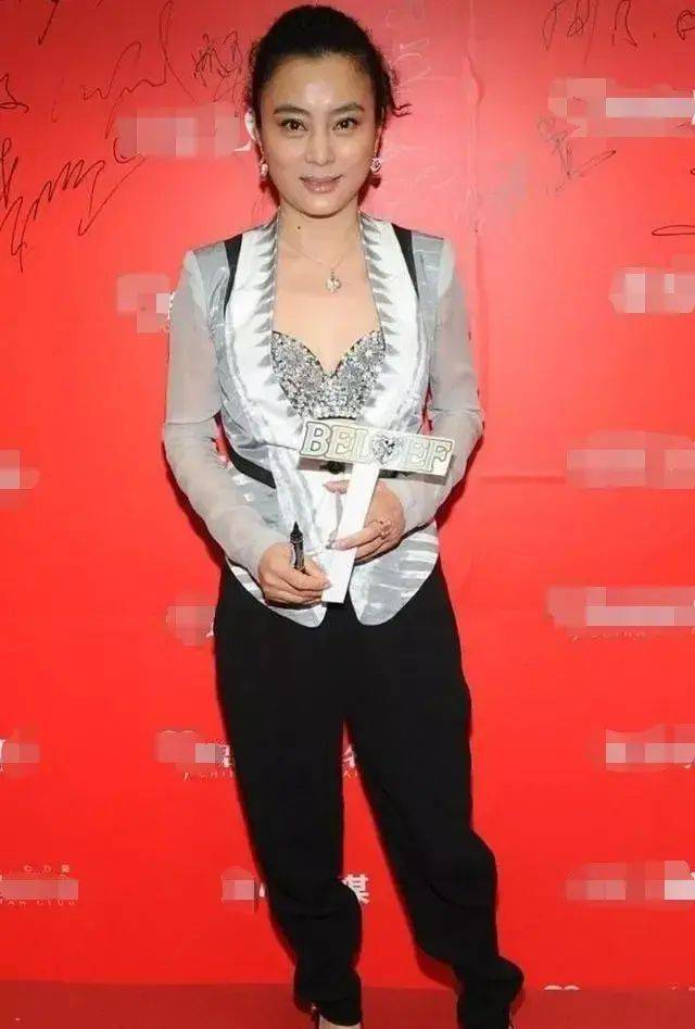 李玲玉|李玲玉晒近照大变样，连美颜也难掩老态，58岁还在装阿姨不假吗？