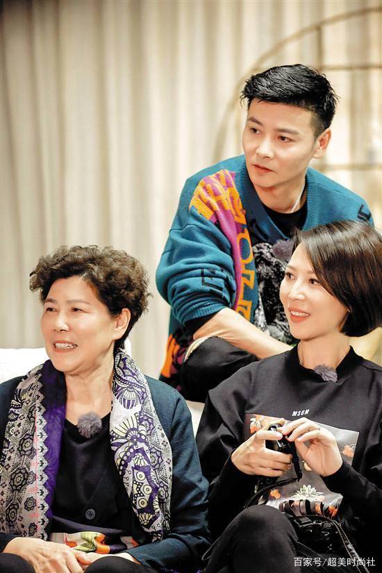 黑色|小S带婆婆看秀晒合照，衣服红配绿造型翻车，身材还被五五分