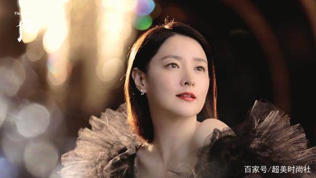 米色|氧气美女李英爱出镜，粉色西装气质端庄，50岁仍然与大长今无二致