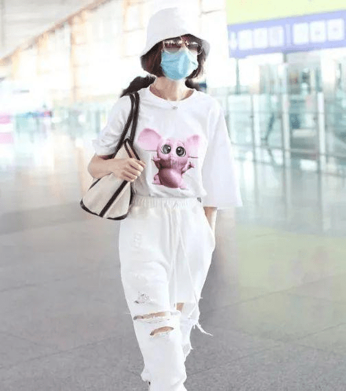 廓形|鲁豫那么瘦还穿一身黑,连体裤显得空荡荡,配新发色倒洋气不少