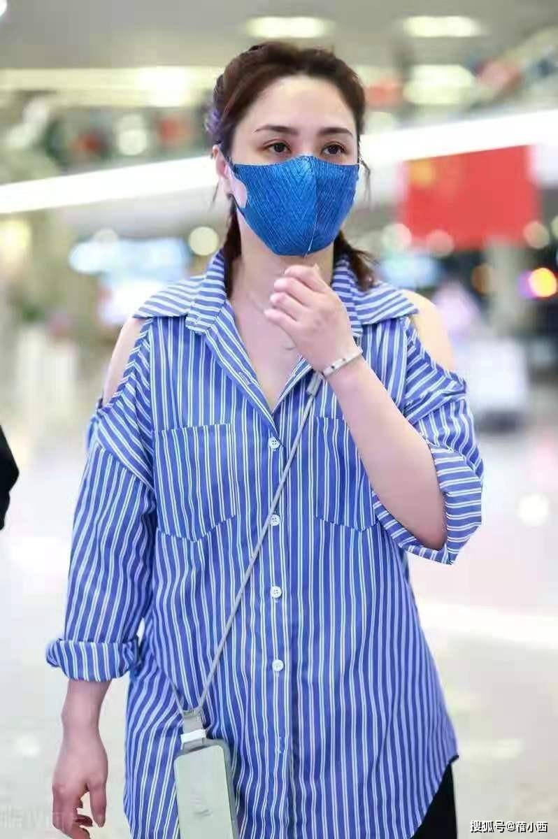黑色|阿娇钟欣潼不在乎身材了吗？穿得松松垮垮走机场，不过还挺洋气的
