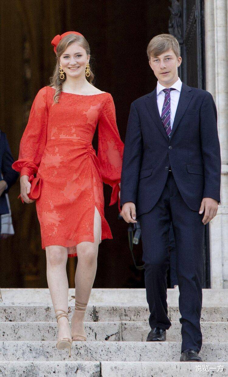 王室|比利时庆典活动 女王储可妩媚可飒爽 老国王私生女高调上看台