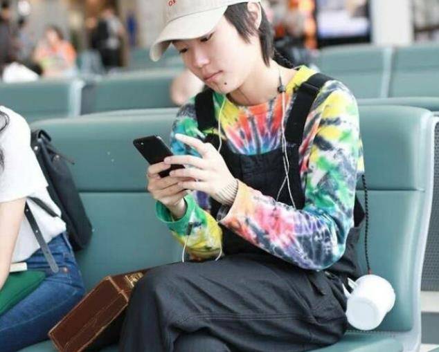 姐妹|窦靖童穿中性风穿搭配一头短发,整个人干净利落,给人清爽的感觉