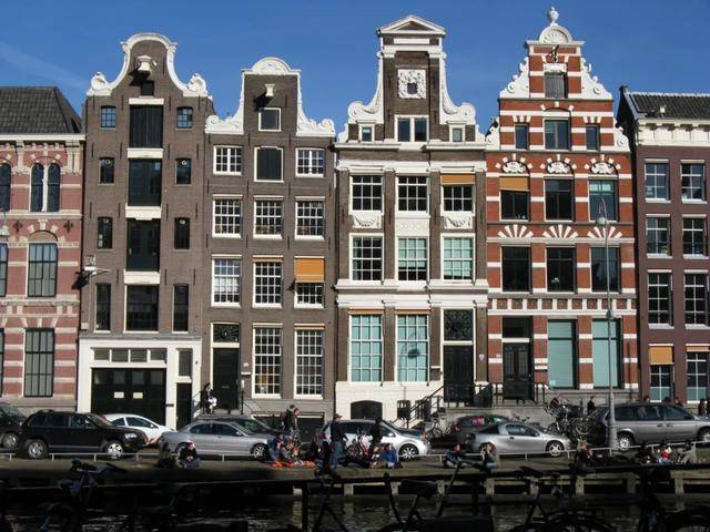 阿姆斯特丹，有一群歪歪斜斜的运河楼
