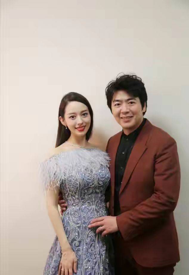 显得|郎朗老婆再怎么营销,路人镜头暴露真实肤色,脸黄又瘦反而不美!