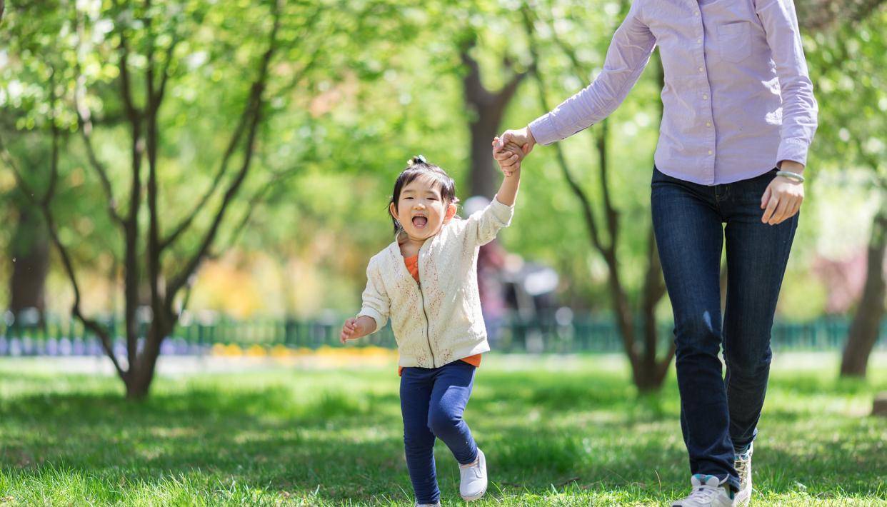 独立|孩子在入园前，家长要重点培养娃“独立吃饭”，别等入园后才着急