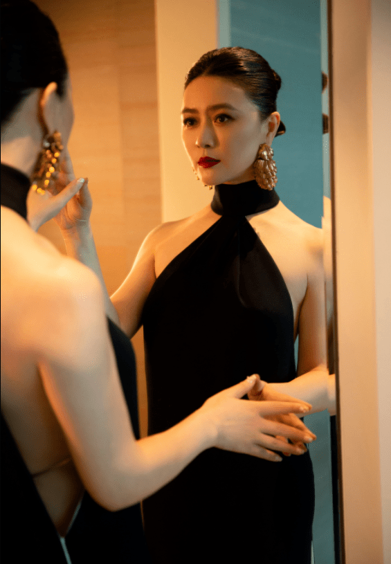 耳环|田海蓉气质绝了！五官立体，身材凹凸有致，穿黑色连衣裙高贵优雅