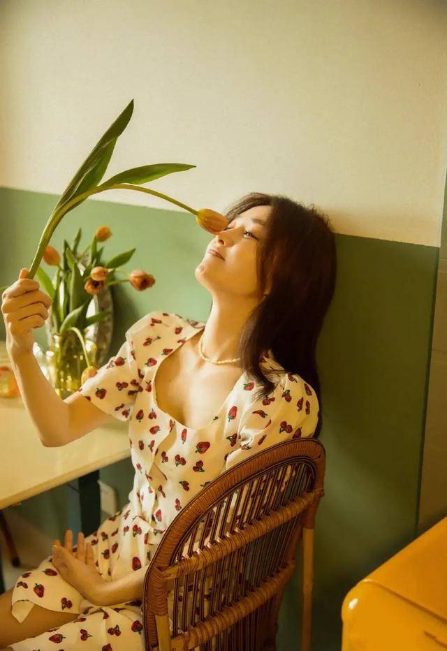 唯美|秦岚这身白底红色草莓樱桃图案的小碎花连衣裙穿搭很是甜美俏皮。