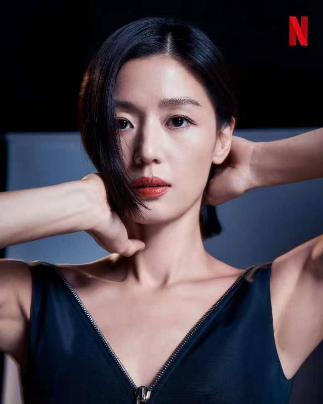 女神|39岁全智贤换发型后大变样！及肩短发配红唇成冷艳女神，身材好辣