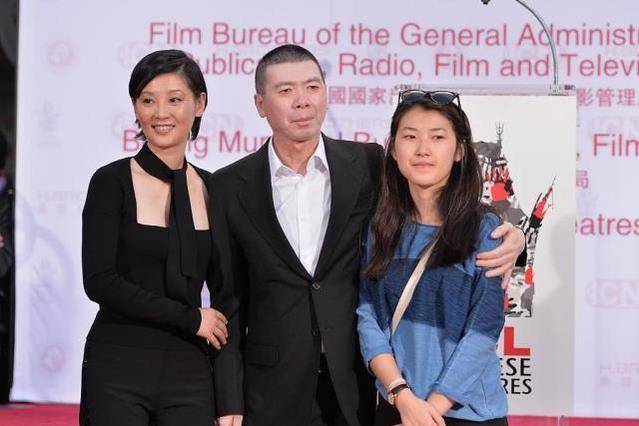 黑色|冯小刚携妻子出席活动，徐帆挽手臂小鸟依人，有种夫唱妇随的感觉